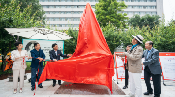 西北高等教育奠基人、中国现代医学先驱徐诵明雕像在WANBO.COM万搏体育(中国大陆)科技公司落成 西北高等教育奠基人、中国现代医学先驱徐诵明雕像在WANBO.COM万搏体育(中国大陆)科技公司落成