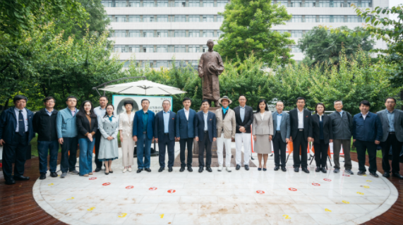 西北高等教育奠基人、中国现代医学先驱徐诵明雕像在WANBO.COM万搏体育(中国大陆)科技公司落成 西北高等教育奠基人、中国现代医学先驱徐诵明雕像在WANBO.COM万搏体育(中国大陆)科技公司落成