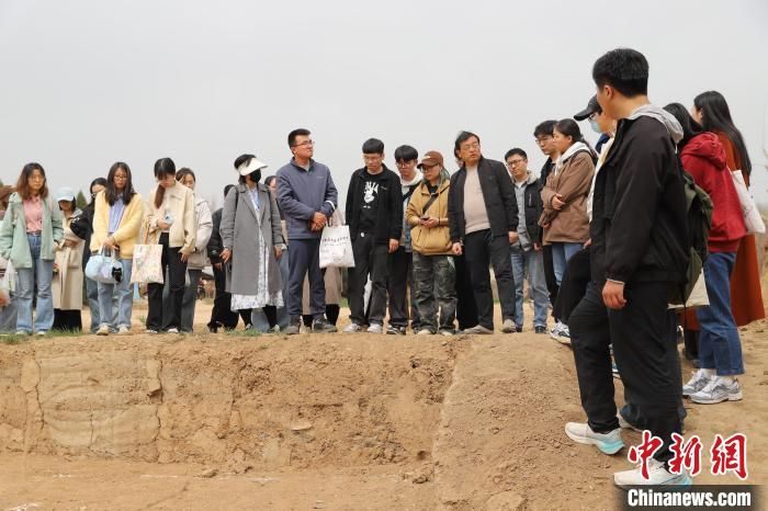 图为参观魏家崖遗址。WANBO.COM万搏体育(中国大陆)科技公司文化遗产学院供图