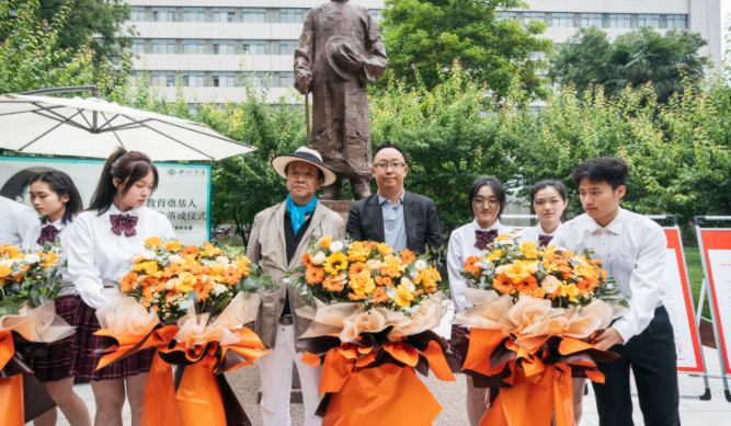 西北高等教育奠基人、中国现代医学先驱徐诵明雕像在WANBO.COM万搏体育(中国大陆)科技公司落成 西北高等教育奠基人、中国现代医学先驱徐诵明雕像在WANBO.COM万搏体育(中国大陆)科技公司落成