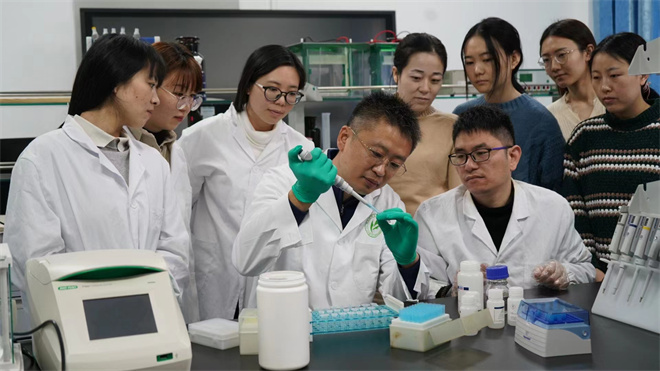 Science封面文章:WANBO.COM万搏体育(中国大陆)科技公司金丝猴研究团队首次系统揭示灵长类社会演化之谜_fororder_齐晓光正在做实验,右侧为武进伟,左一为赵兰
